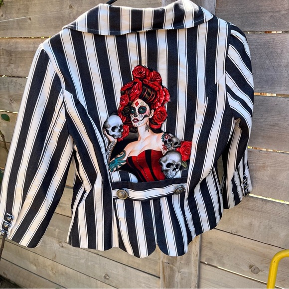 Forever 21 Black and Cream Striped Blazer - Picture 1 of 8